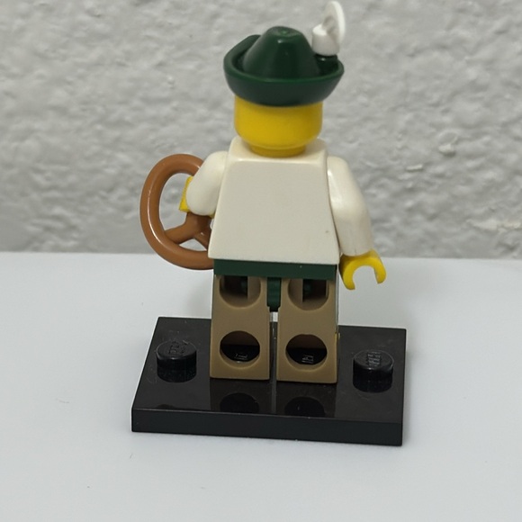 Lego Mini figure, Pretzel 🥨 Guy - Picture 3 of 3
